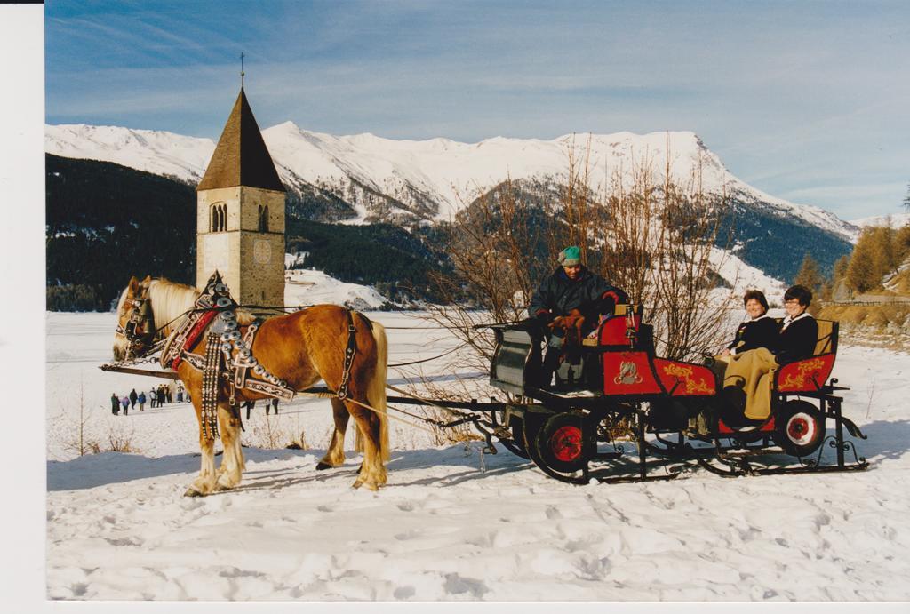 Hotel Alpenfriede Curon Venosta Bagian luar foto