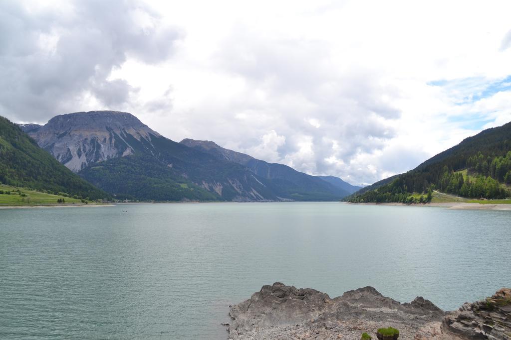 Hotel Alpenfriede Curon Venosta Bagian luar foto